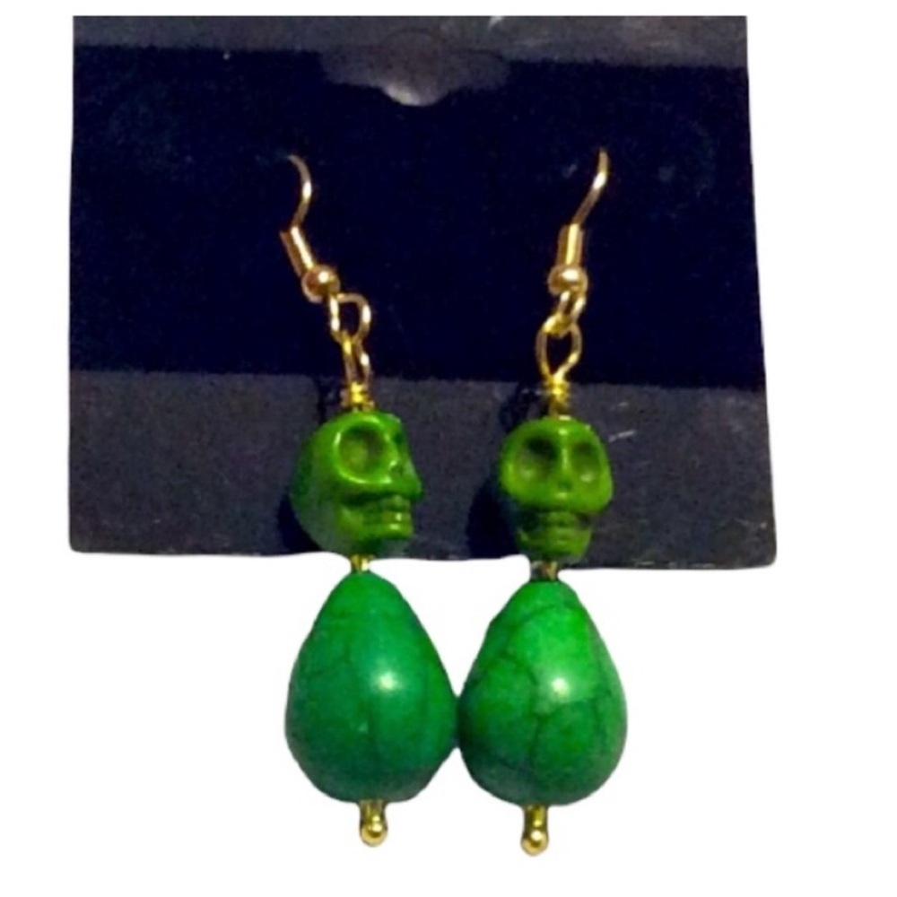 UNBRANDED HANDMADE Green MAGNESITE Stone BEAD SKULL Bone-Chilling Earrings - Picture 2 of 8